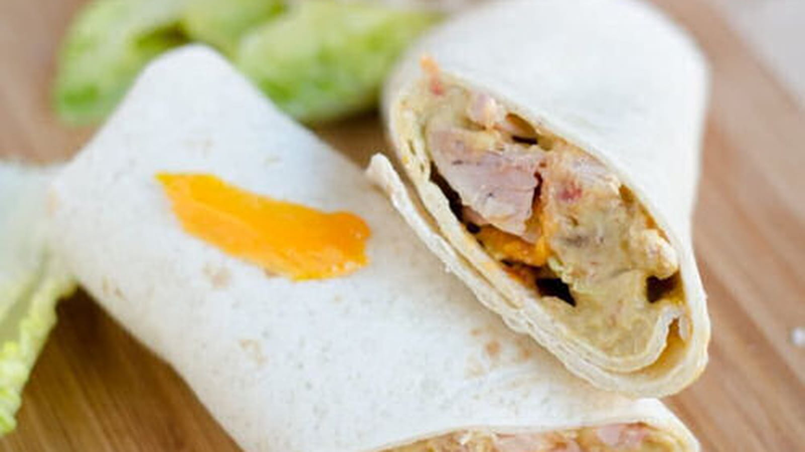 Wrap au poulet grillé et guacamole à la mangue