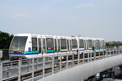 deux fillettes seules mã©tro