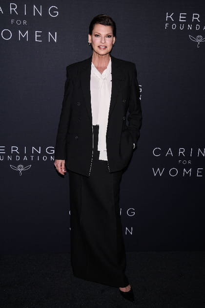 Linda Evangelista en blouse &agrave; col lavalli&egrave;re et ensemble noir