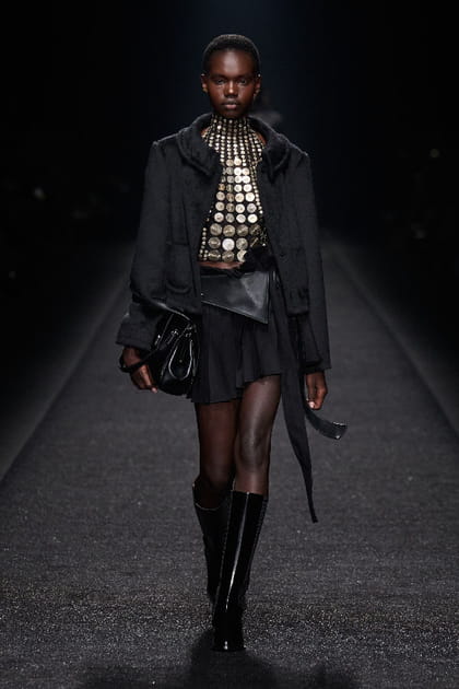 Top &agrave; pi&egrave;ces m&eacute;tallis&eacute;es et minijupe noire aper&ccedil;us sur le d&eacute;fil&eacute; Alberta Ferretti