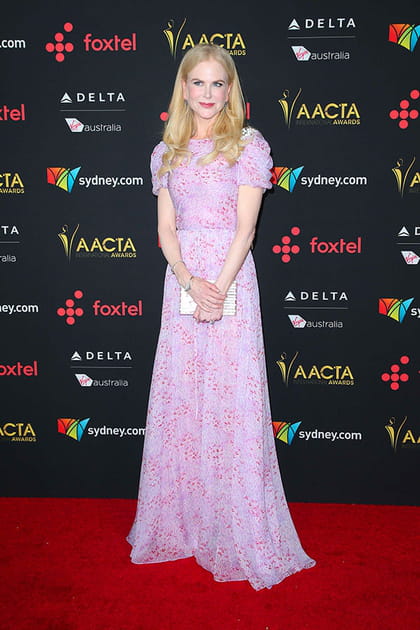 Nicole Kidman en robe rose fluide imprimée