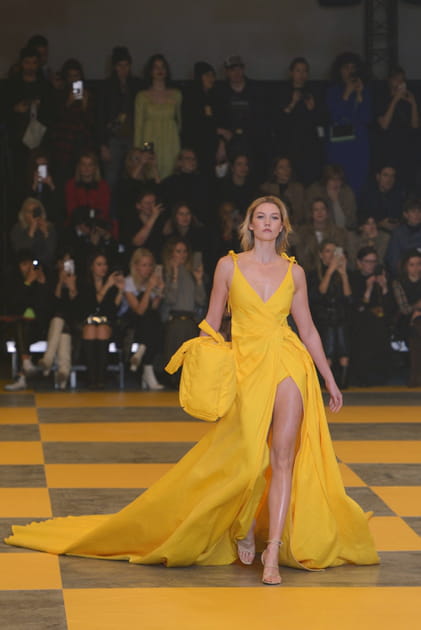 Karlie Kloss lors du d&eacute;fil&eacute; Off-White automne-hiver 2019-2020