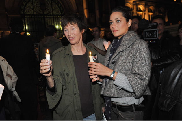 Avec Marion Cotillard en 2009 lors d'un rassemblement de soutien pour une opposante au régime Birman