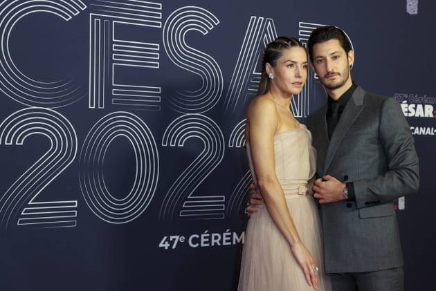 Pierre Niney enlac&eacute; avec sa compagne Natasha Andrews