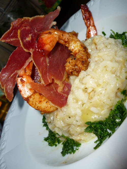 Risotto aux artichauts, gambas au paprika, chips de jambon cru et huile persillée