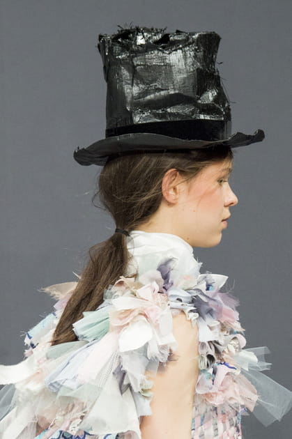 Le chapeau haute forme accident&eacute; du d&eacute;fil&eacute; Viktor&Rolf