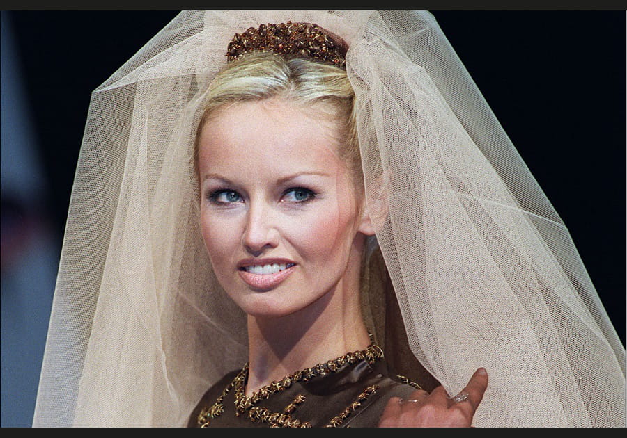 Le look de mari&eacute;e d'Adriana Karembeu