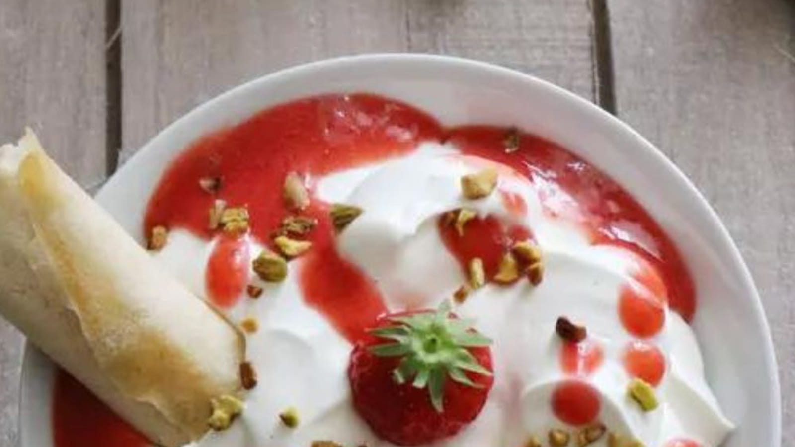Cigares aux amandes et chantilly sauce fraises