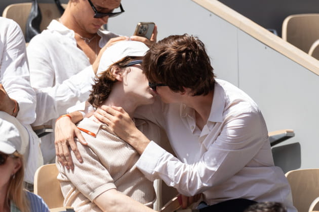 Moment bisous entre Pierre de Maere et son ch&eacute;ri &agrave; Roland-Garros