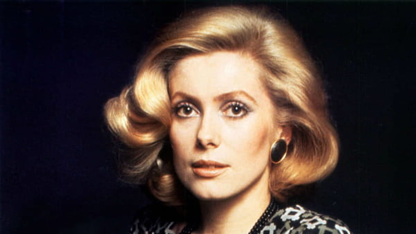 Catherine Deneuve et son style d'icône mode à travers les âges