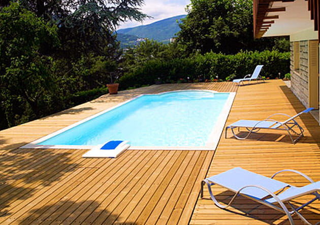 Une piscine en pleine forêt