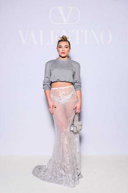 Florence Pugh en pull court gris et jupe transparente à détails argentés au défilé Valentino