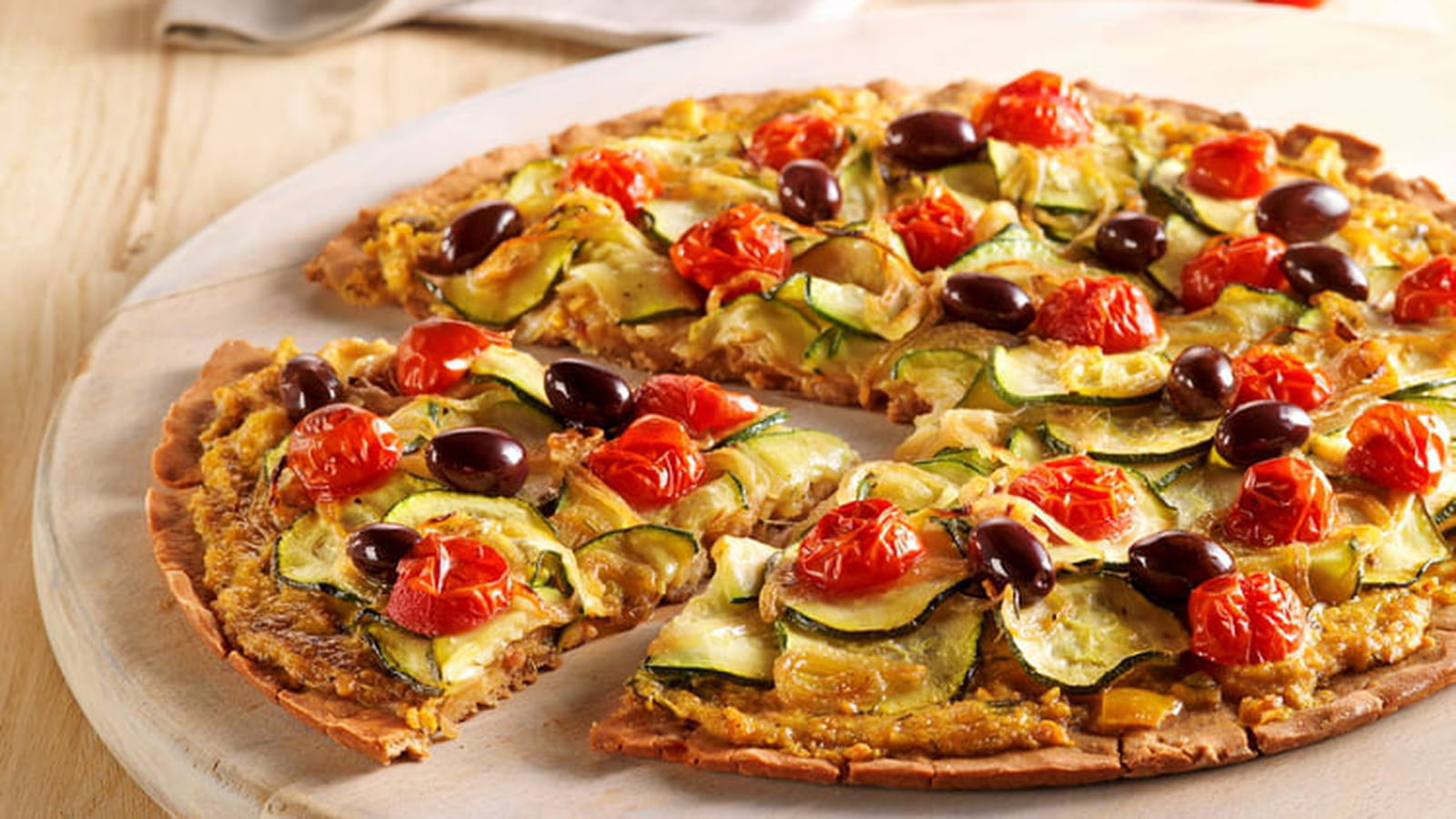 Pizza sans gluten aux courgettes tomates et olives