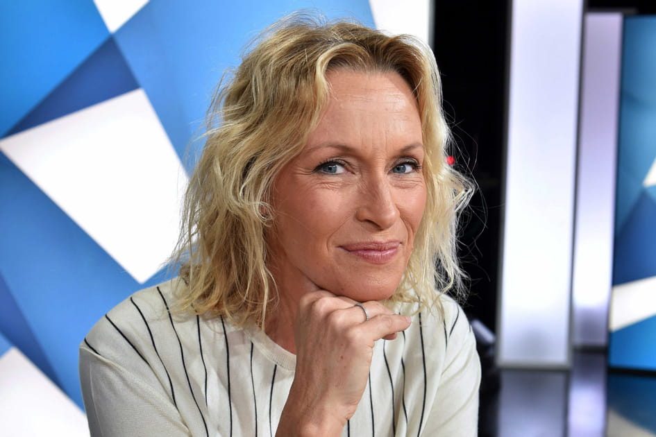 Estelle Lef&eacute;bure, &eacute;l&eacute;gante avec son carr&eacute; ondul&eacute;