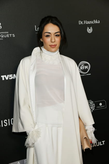 Sofia Essaidi toute de blanc v&ecirc;tue