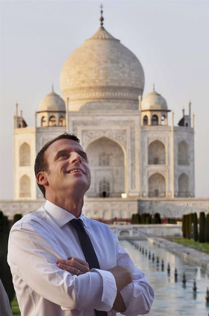 Emmanuel Macron admire le Taj Mahal
