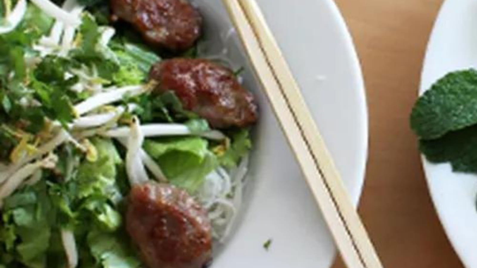 Bun cha, salade de boulette