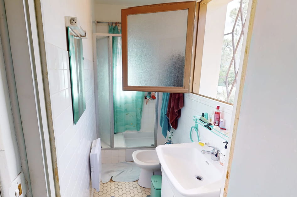 Avant&nbsp;: une salle de bains en longueur mal fichue