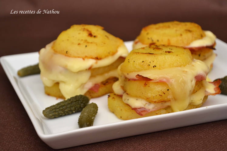 Pommes de terre au four au fromage à raclette et lard fumé