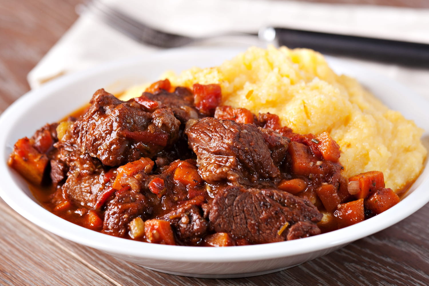 La version italienne du bœuf bourguignon est deux fois plus rapide à préparer, elle demande moins de cuisson