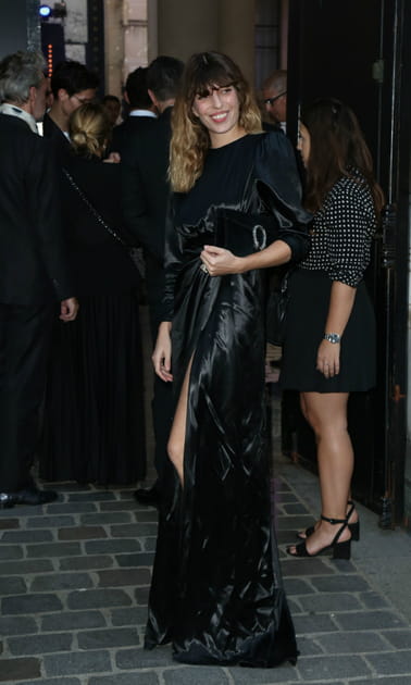 Lou Doillon en robe noire fendue