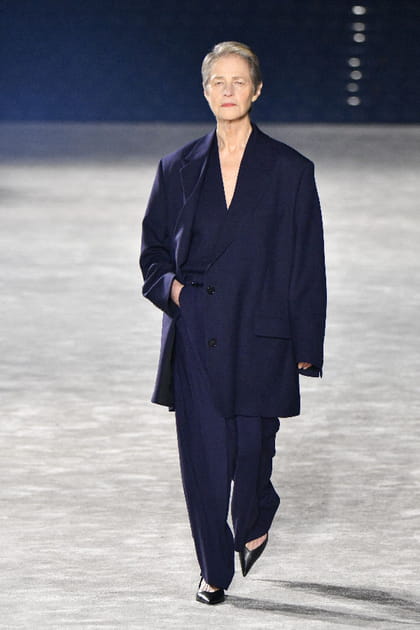 Charlotte Rampling en costume bleu marine et escarpins à bouts pointus