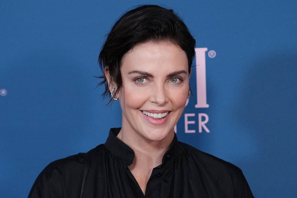 Les cheveux bruns de Charlize Theron