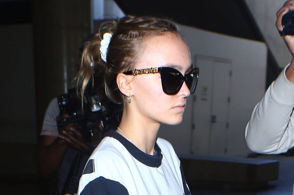 La queue de cheval n&eacute;glig&eacute;e de Lily-Rose Depp
