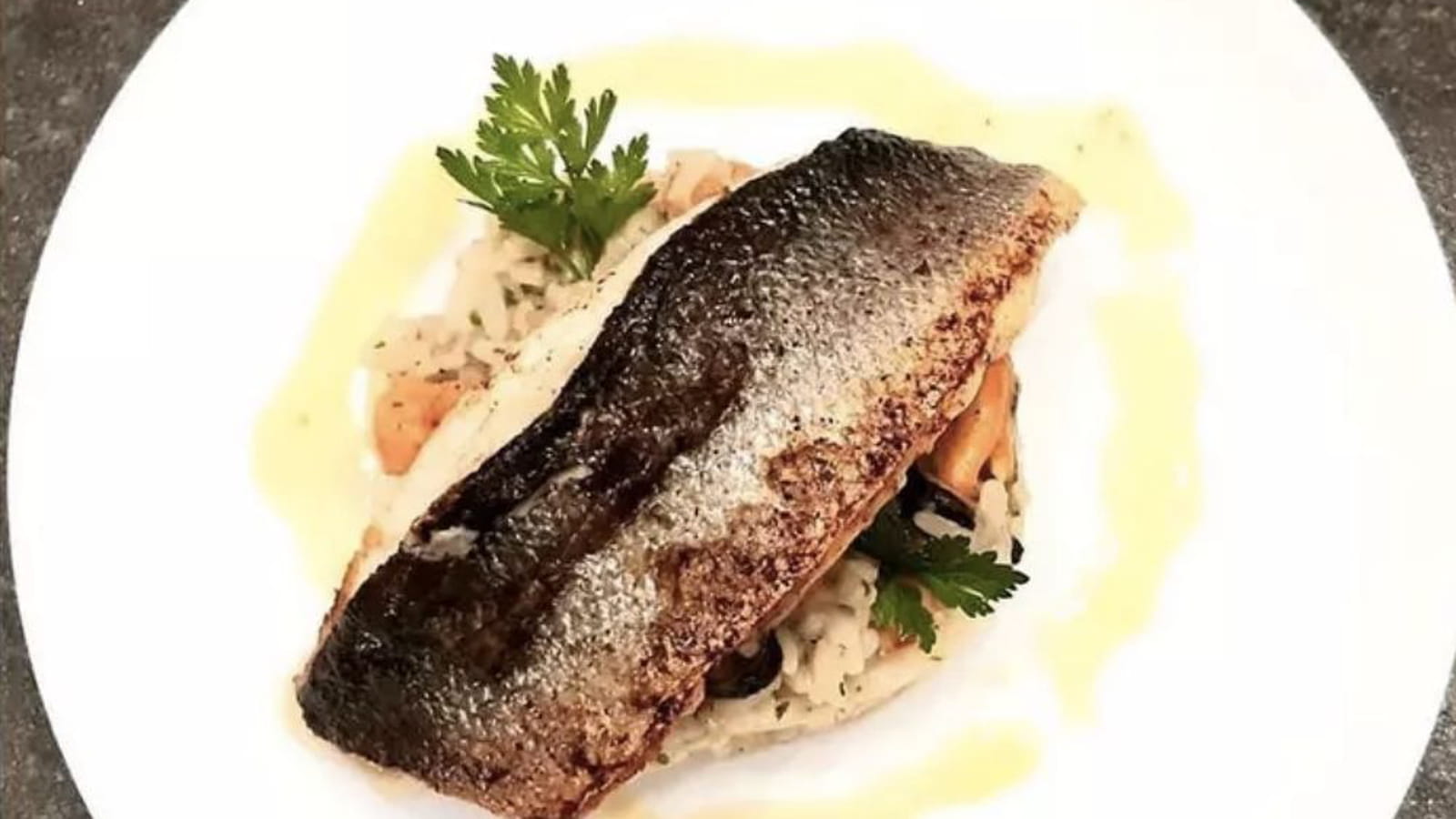 Filet de bar, risotto aux fruits de Mer et jus d'arêtes