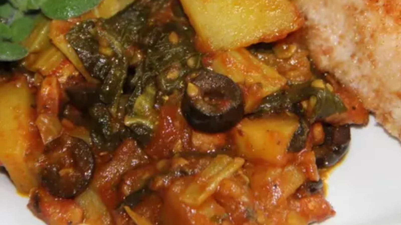 Poêlée de blettes à la tomate, aux olives noires et aux lardons