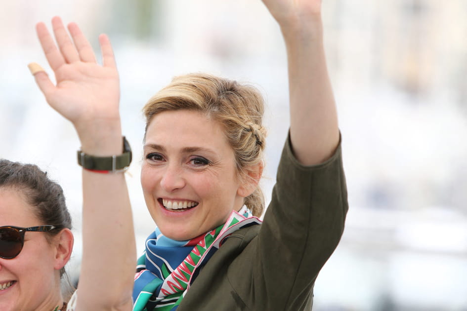 Julie Gayet, raffin&eacute;e avec sa coiffure tress&eacute;e
