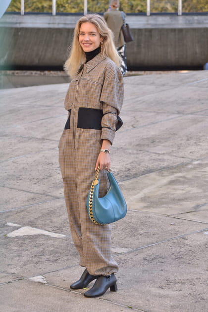 Natalia Vodianova en combinaison marron large