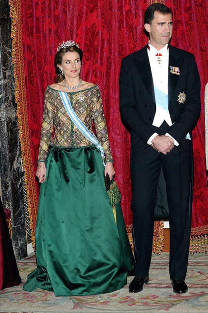 Letizia d'Espagne en robe verte de princesse et sac &agrave; main coordonn&eacute;