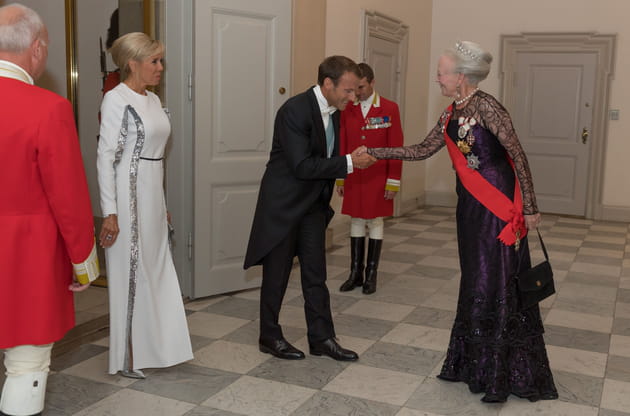 Emmanuel Macron en queue-de-pie salue la reine