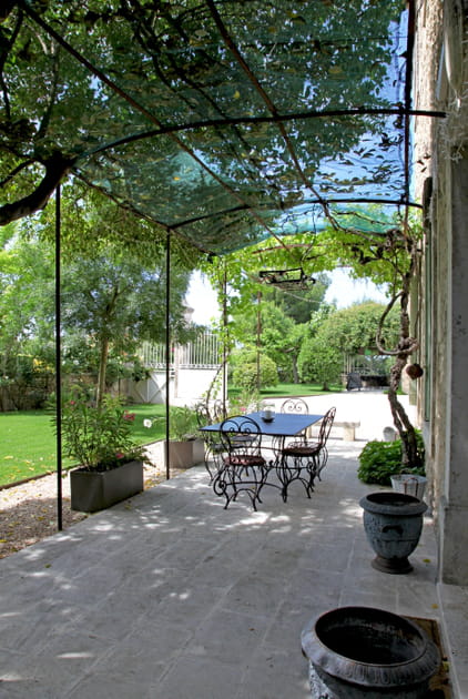 Une tonnelle ouverte sur les arbres