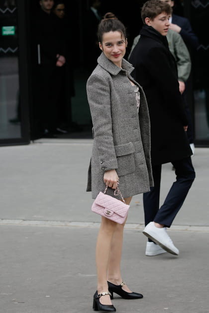 Rebecca Marder en caban court gris et babies Chanel