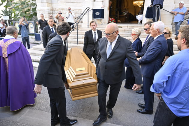 Obsèques de Philippe Bouvard : sa veuve et de nombreuses personnalités font leurs adieux - PHOTOS