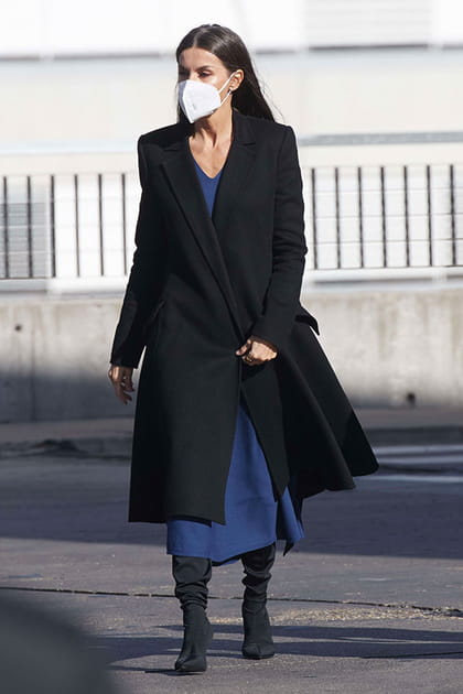 Letizia d'Espagne en robe bleu et manteau noir