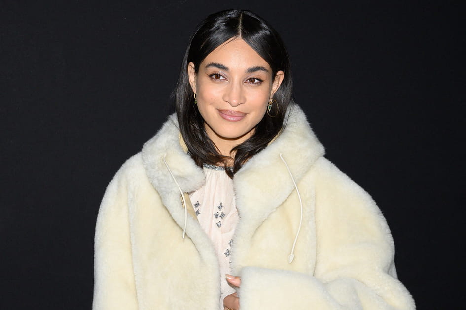 Les cheveux bruns et la raie au milieu de Cam&eacute;lia Jordana