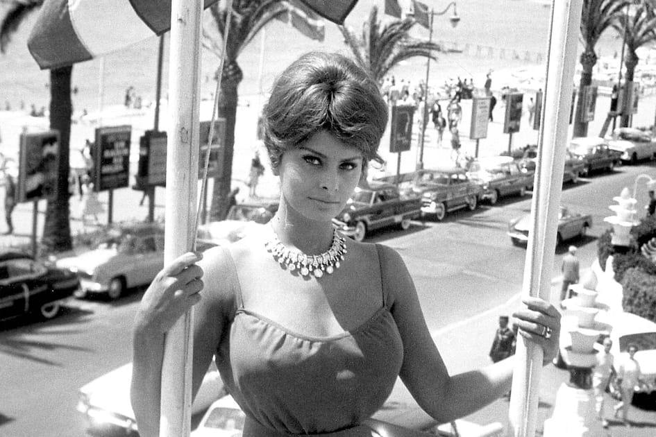 Sophia Loren, charmante avec sa coque des ann&eacute;es 60