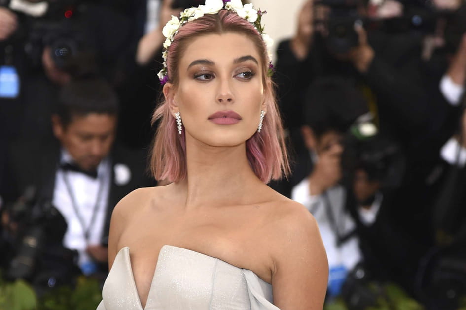 Le carr&eacute; rose &agrave; fleurs de Hailey Bieber