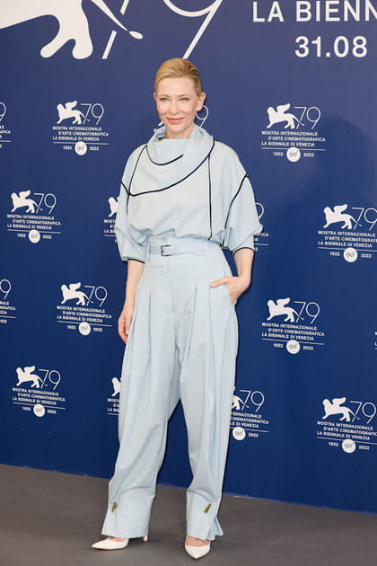 Cate Blanchett en combinaison bleu clair ample à liserés noirs Roksanda et escarpins blancs