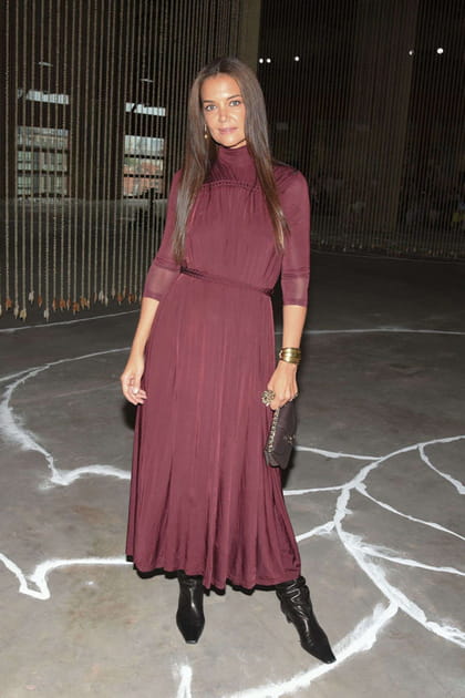 Katie Holmes en robe bordeaux au d&eacute;fil&eacute; Ulla Johnson printemps-&eacute;t&eacute; 2024
