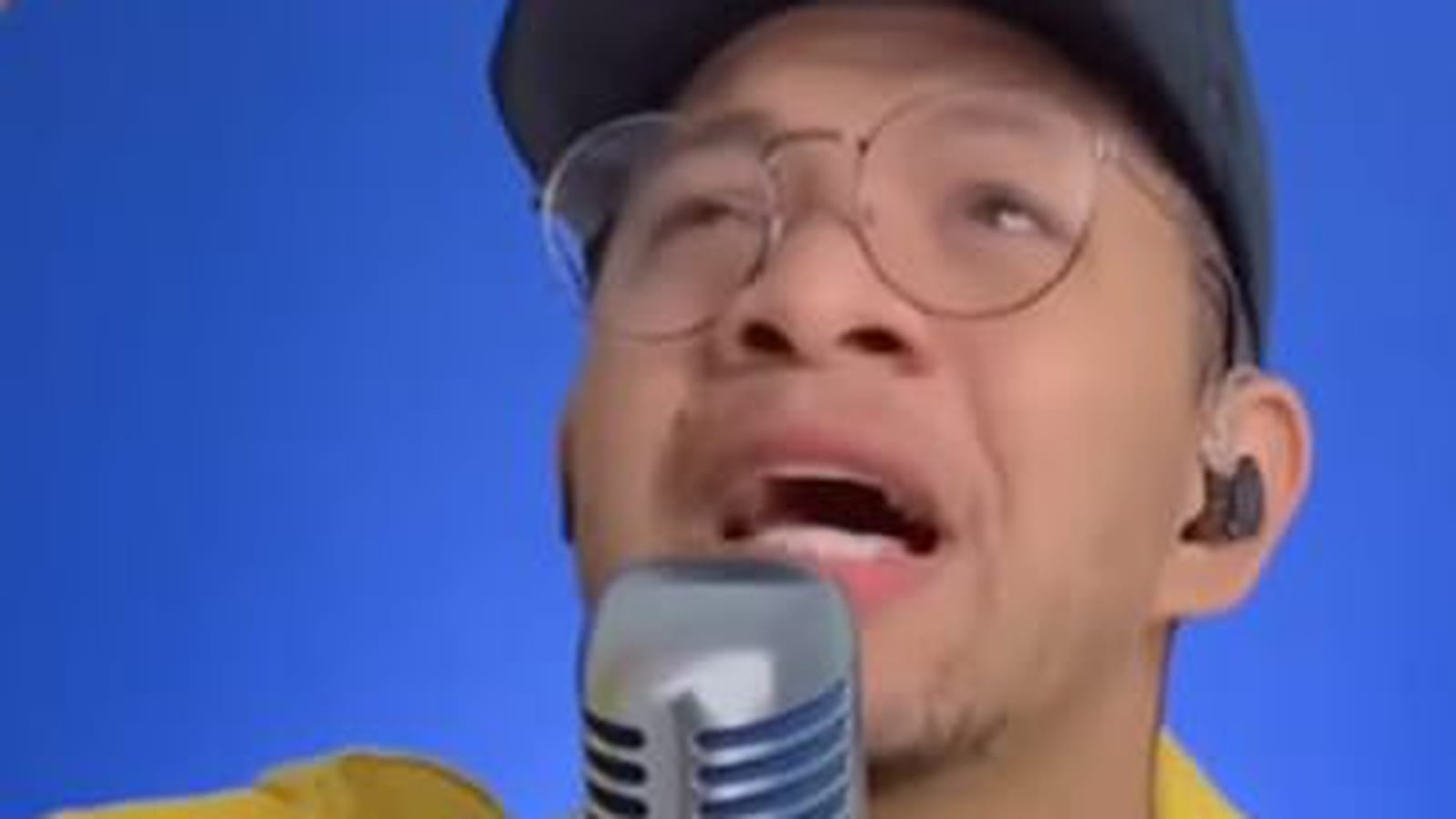 Le chanteur Pedro Henrique