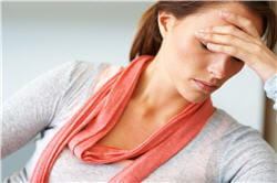 les maux de tête sont l'un des symptômes physiques de l'anxiété.