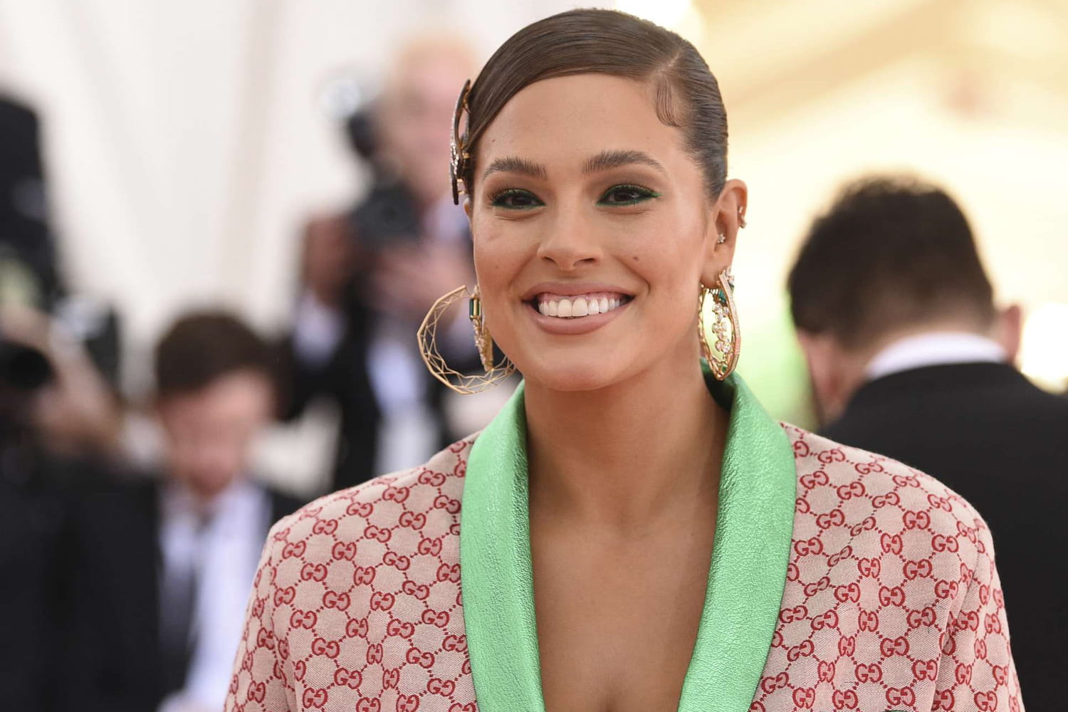 Ashley Graham, enceinte et décomplexée, assume son corps -PHOTOS