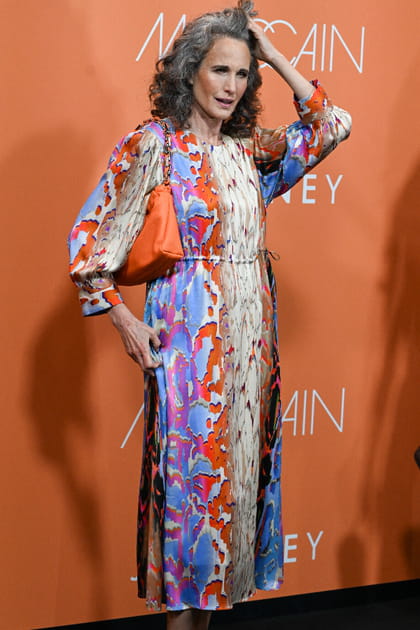 Andie MacDowell en robe color&eacute;e