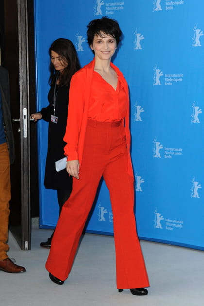 Juliette Binoche en chemise orange et pantalon flare rouge