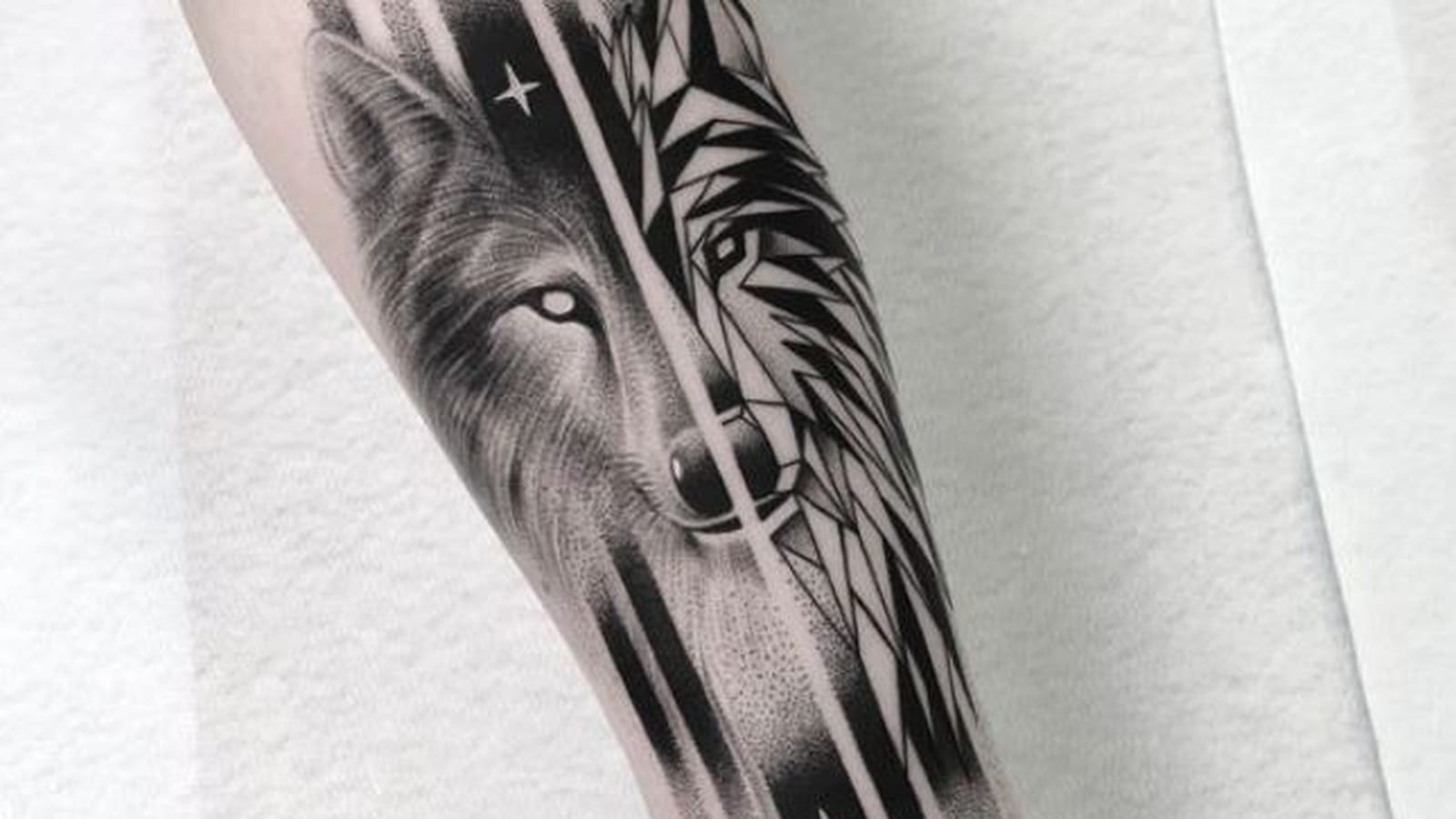 Loup à deux faces sur l'avant-bras