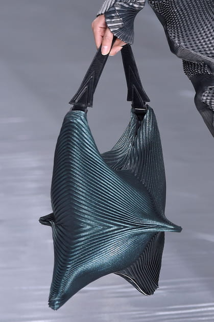 Le sac du d&eacute;fil&eacute; Issey Miyake
